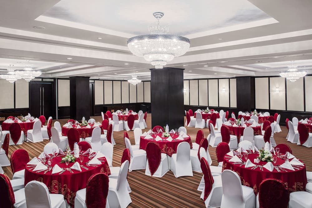 Mövenpick Grand Al Bustan Dubai — 11