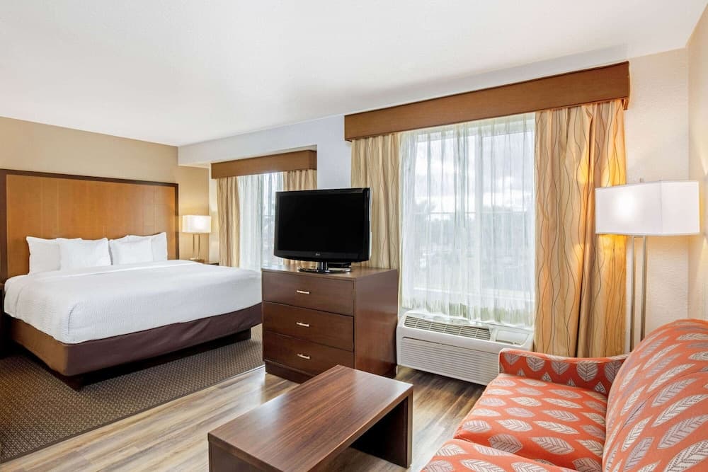 La Quinta Inn &amp; Suites by Wyndham Las Vegas Red Rock — 11