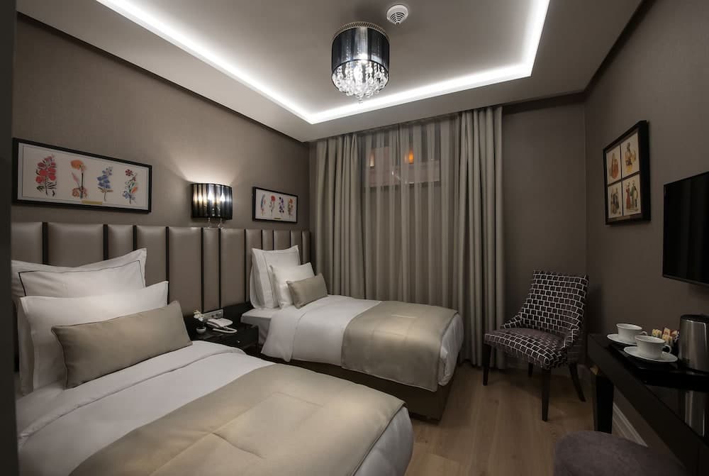 Le Petit Palace Hotel — 30