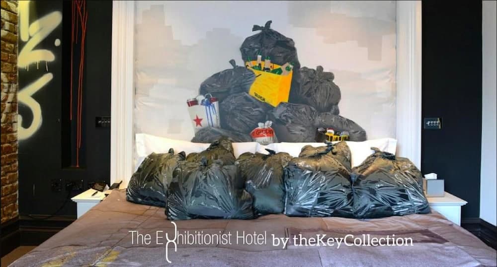 L'Hotel Exhibitionist — 4