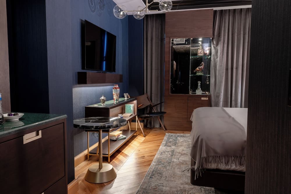 Whisky Hotel — 10