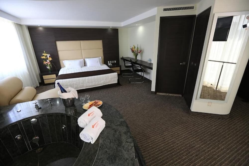 Hotel Astor — 11