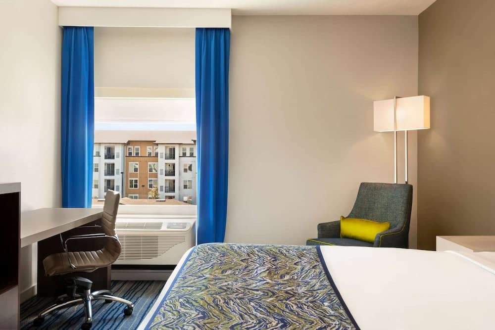 La Quinta Inn & Suites by Wyndham Orlando - IDrive Theme Parks — 2
