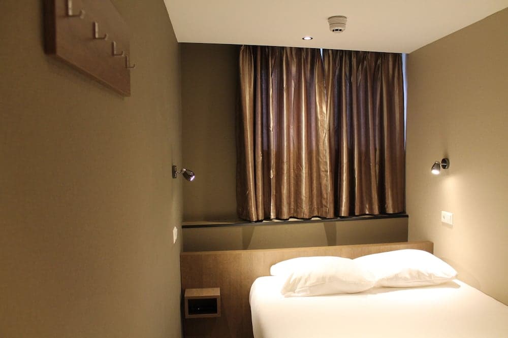 Hotel Blossoms — 19