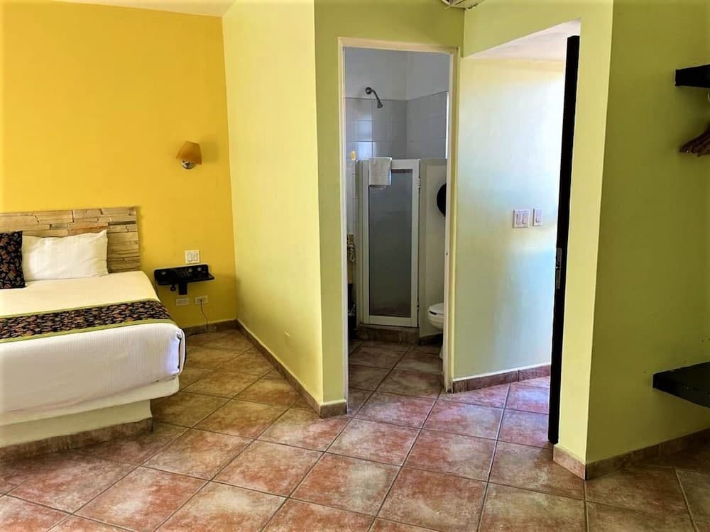 Seven Crown Express & Suites by Kavia — 22
