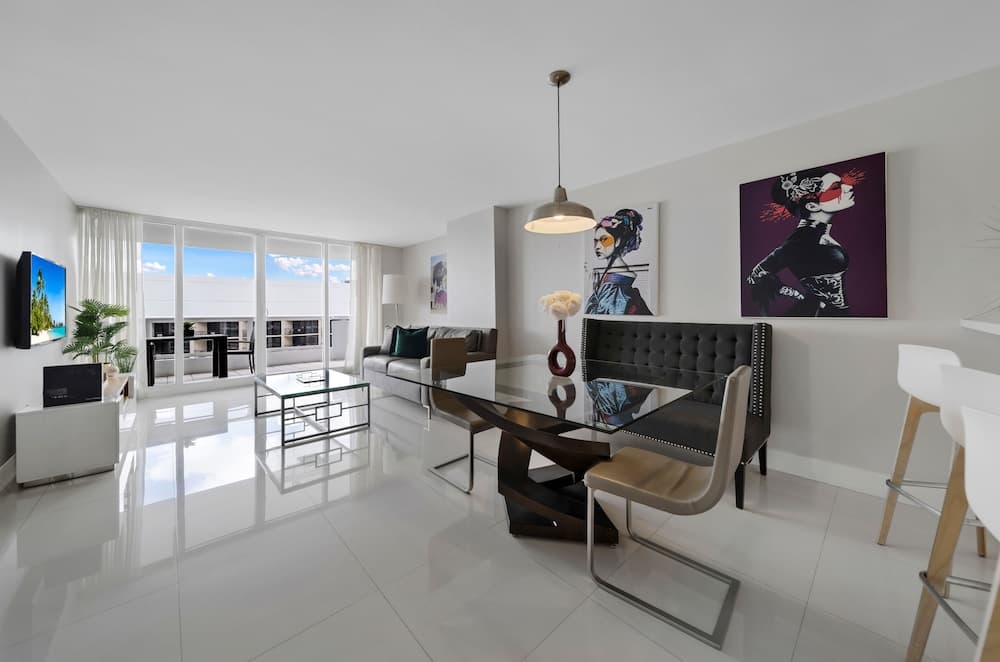 Condominio con vista a la bahía y balcón — 11