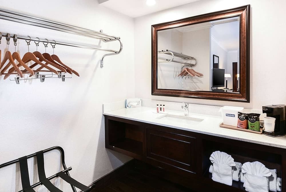 Travelodge by Wyndham Commerce Los Angeles Area — 15