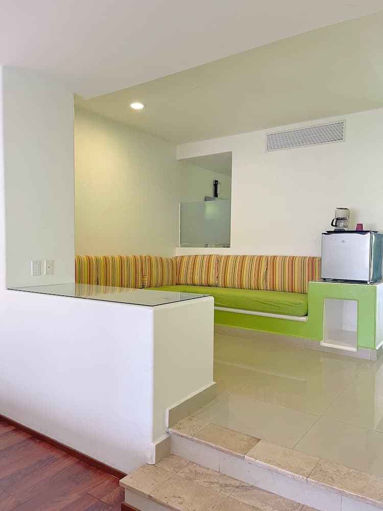 Seven Crown Express & Suites by Kavia — 24