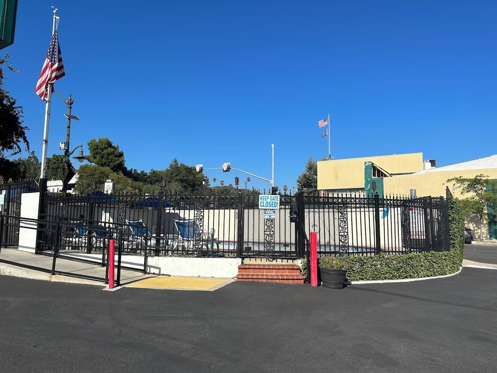 Bienvenido Inn en Colorado Blvd. — 11