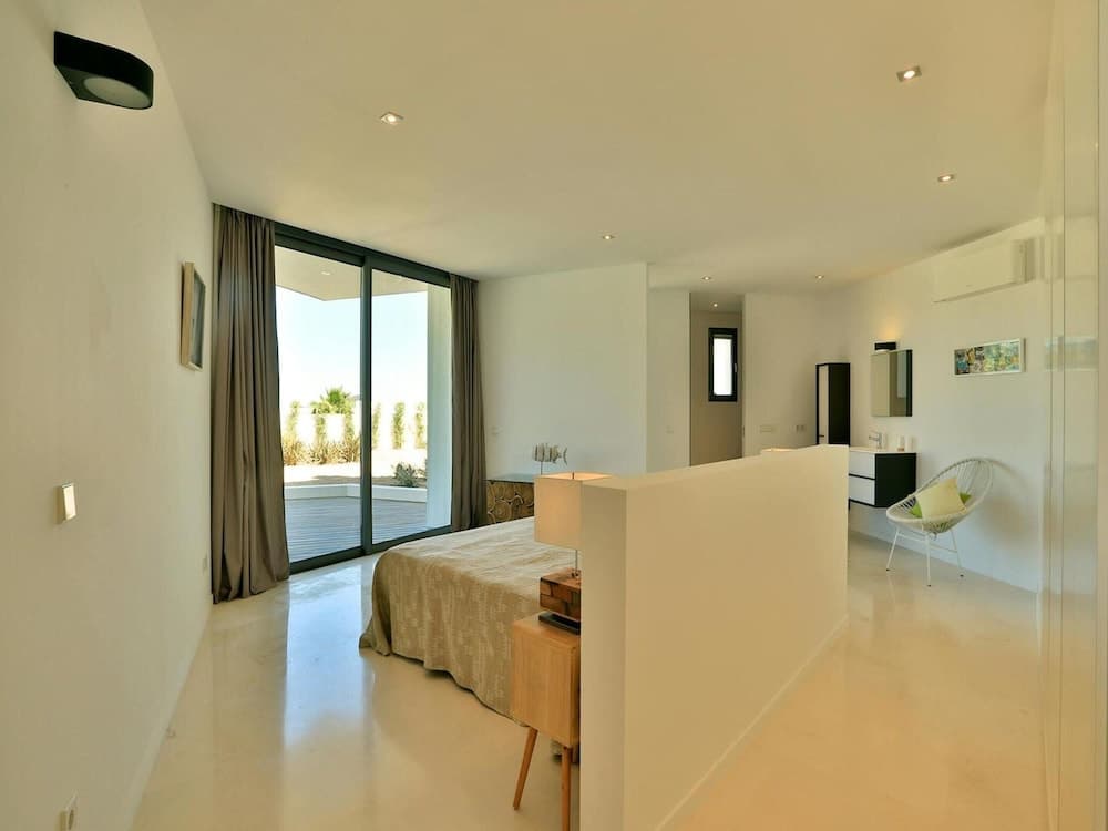 Modern Holiday Home With Vast Terracing — 17