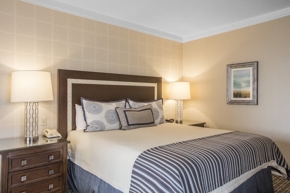 Omni Los Angeles Hotel at California Plaza — 10