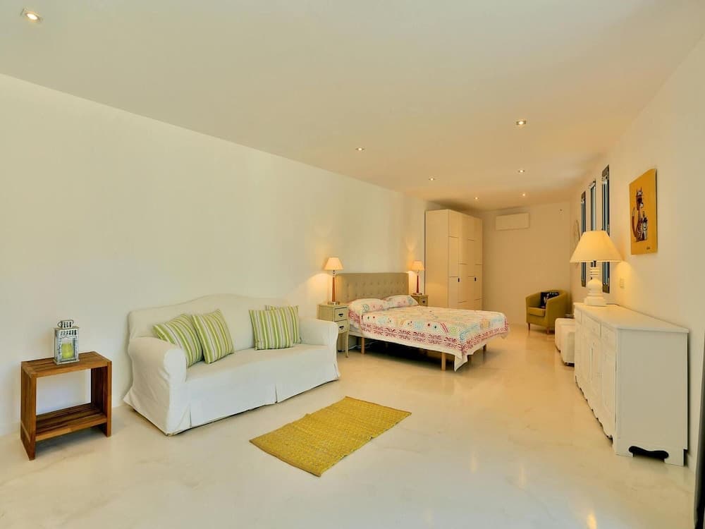 Modern Holiday Home With Vast Terracing — 4