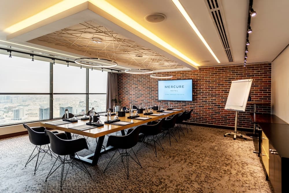 Mercure Dubai Barsha Heights Hotel Suites And Apartments — 14