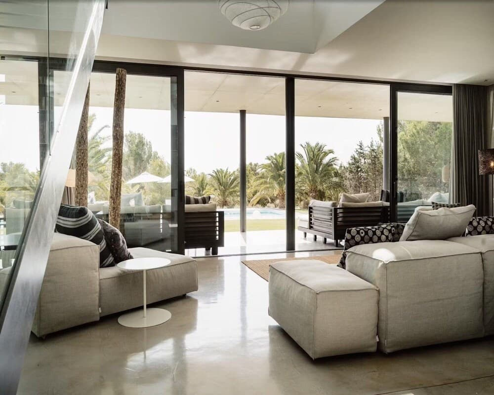 Modern Villa With Minimalistic Decor — 19