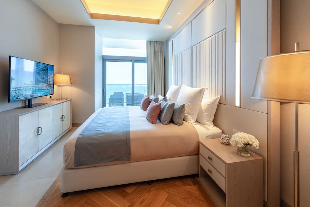 FIVE LUXE — 6