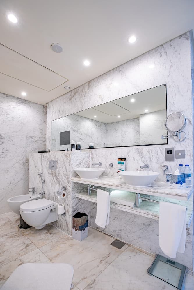 Media One Hotel Dubai — 17