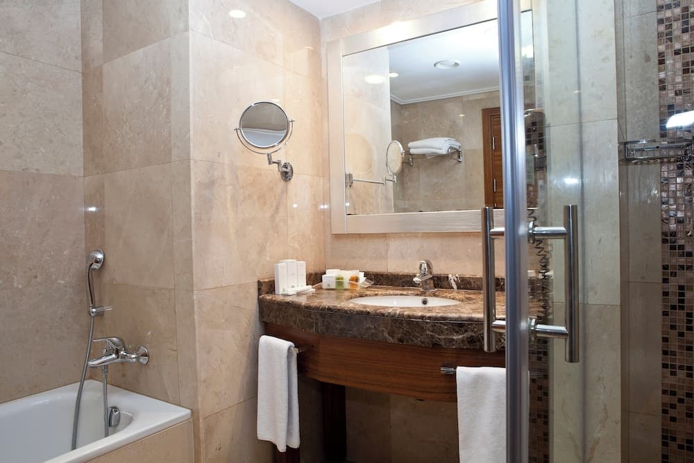 Holiday Inn Estambul Sisli by IHG — 11