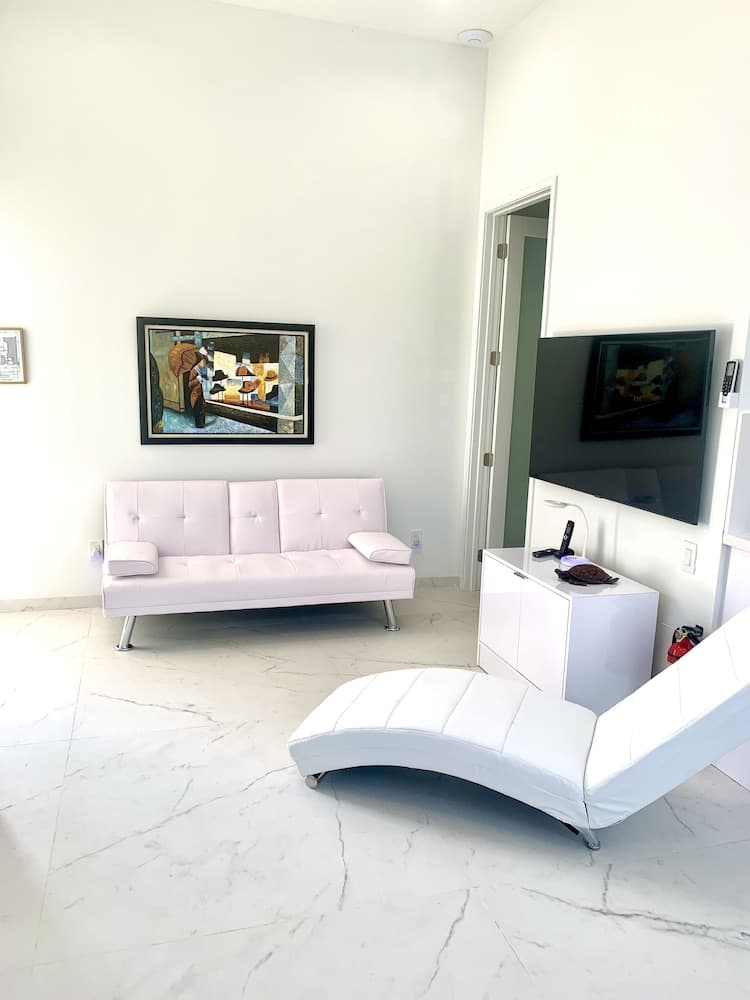 Guesthouse per soli uomini con opzione di abbigliamento vicino a Wilton Manors — 9