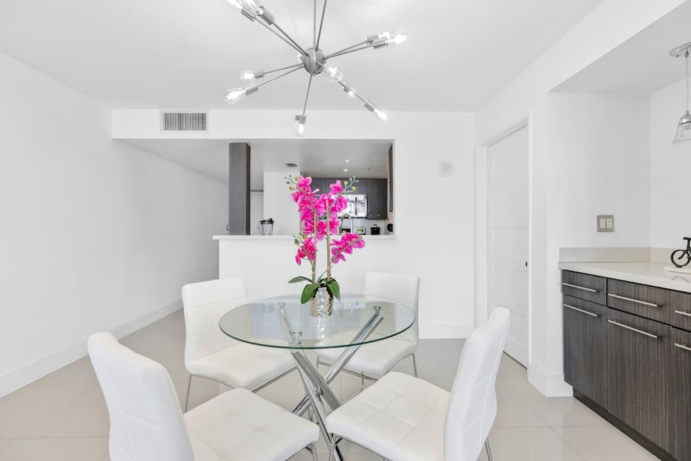 Condominio con vista a la bahía y balcón — 10
