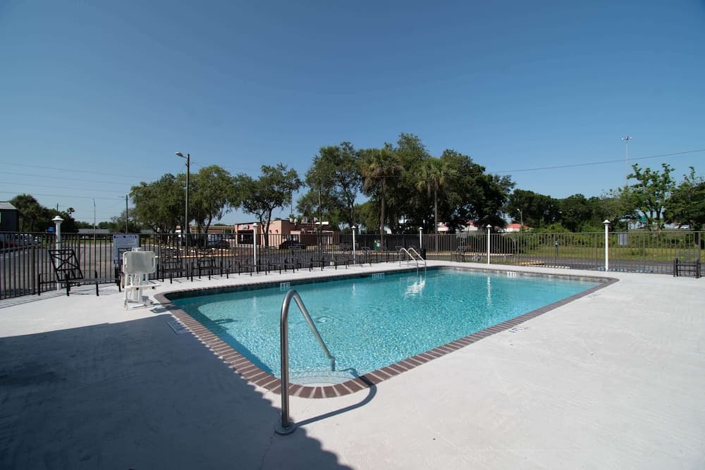Motel 6 Tampa, Florida — 17