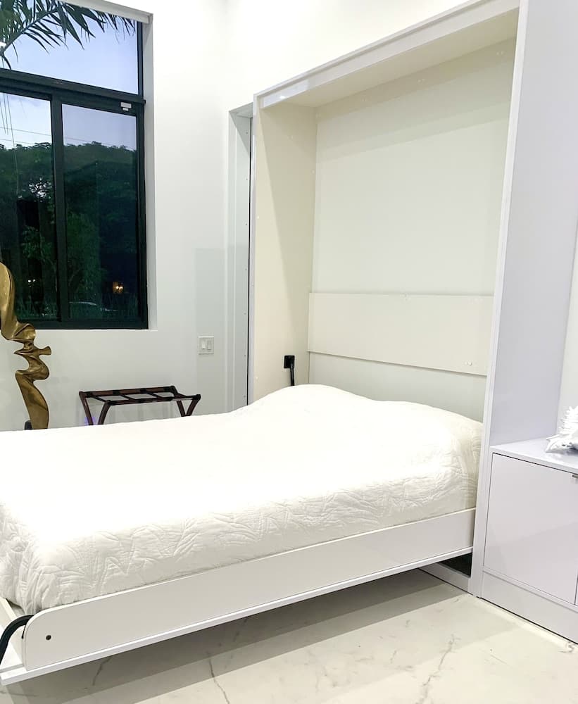 Guesthouse per soli uomini con opzione di abbigliamento vicino a Wilton Manors — 1