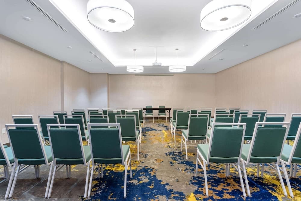 La Quinta Inn & Suites by Wyndham Orlando - IDrive Theme Parks — 26