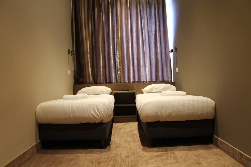 Hotel Blossoms — 15