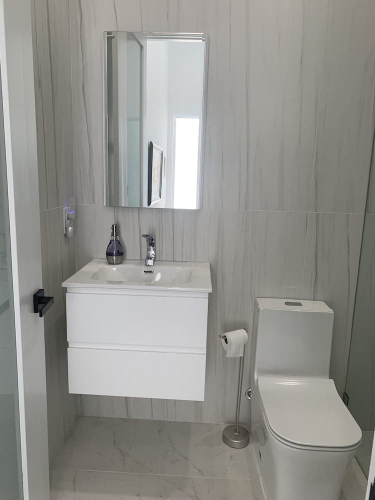 Guesthouse per soli uomini con opzione di abbigliamento vicino a Wilton Manors — 25