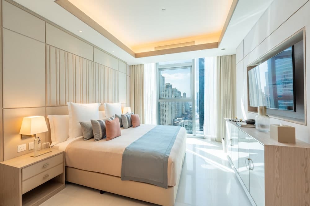 FIVE LUXE — 3