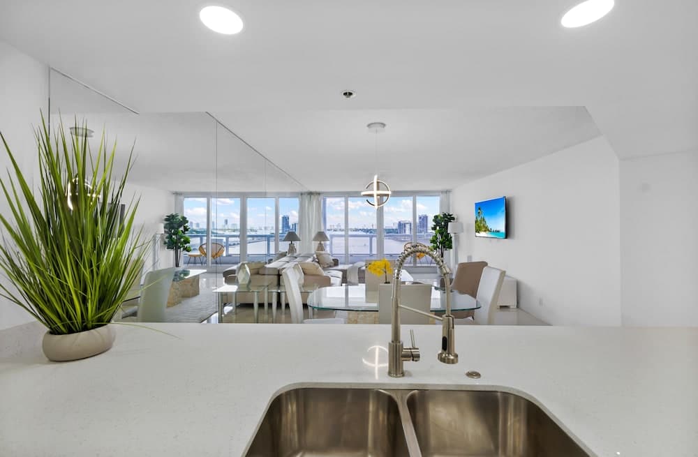 Condominio con vista a la bahía y balcón — 28