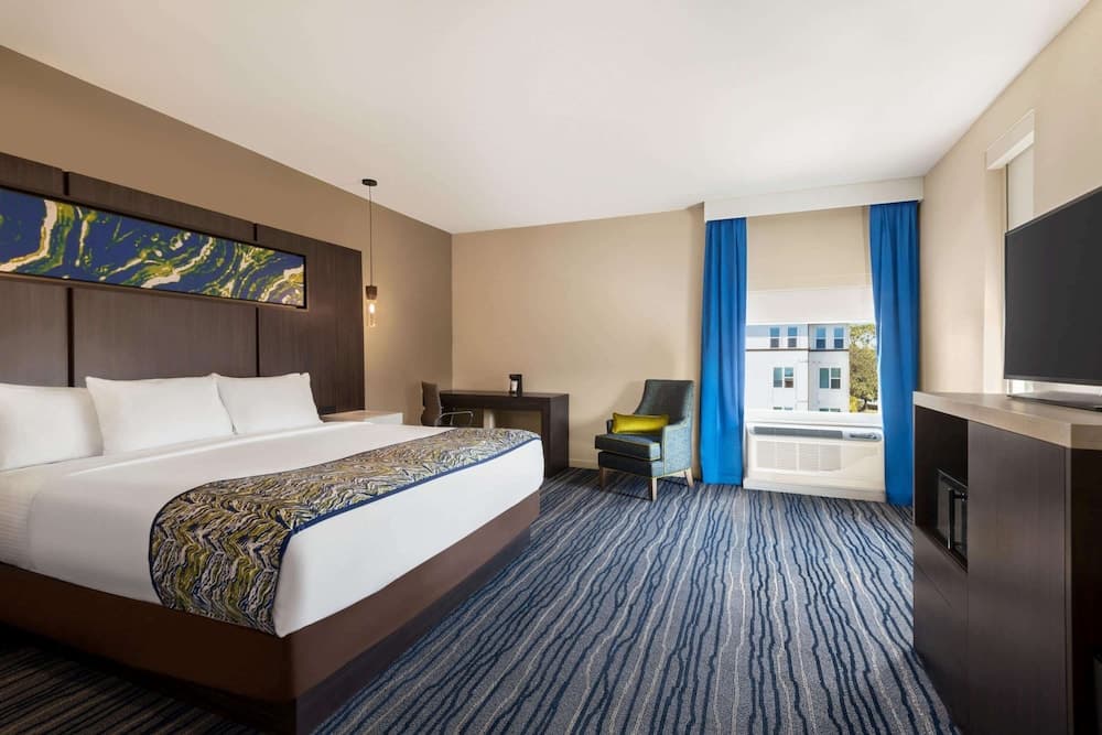 La Quinta Inn & Suites by Wyndham Orlando - IDrive Theme Parks — 6