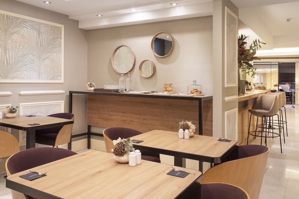 Catalonia Las Cortes Hotel — 12