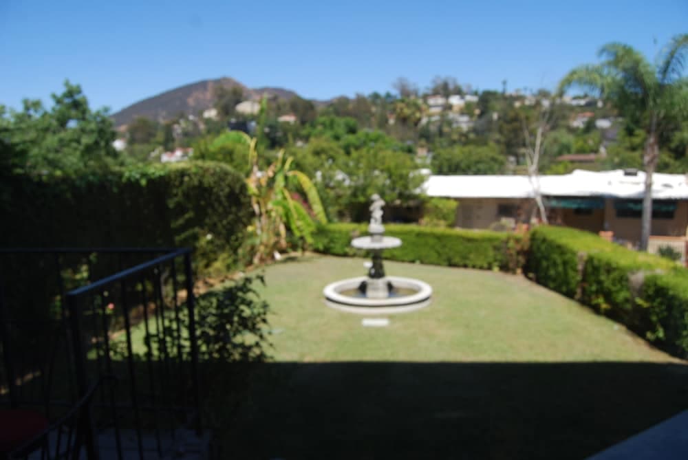 Bed and Breakfast in Hollywood Hills — 3