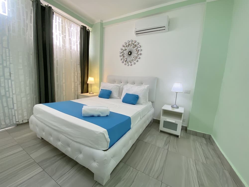 Aventura Deluxe Suites Rooftop Pool — 12