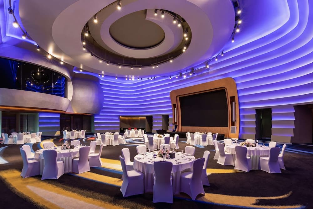 V Hotel Dubai, Curio Collection by Hilton — 3