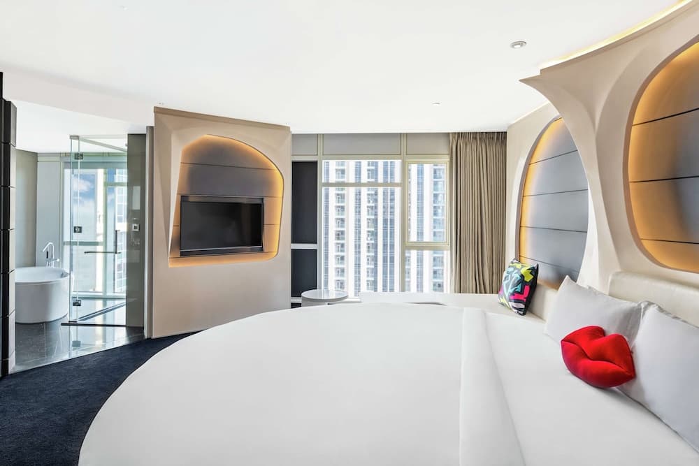 V Hotel Dubai, Curio Collection by Hilton — 19