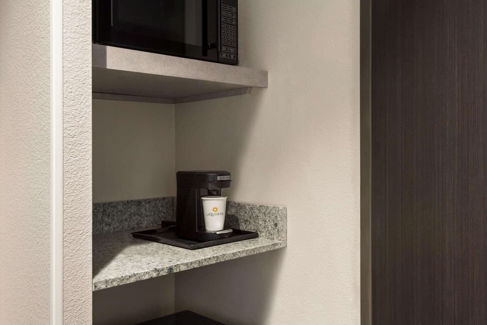 La Quinta Inn & Suites by Wyndham Orlando - IDrive Theme Parks — 13