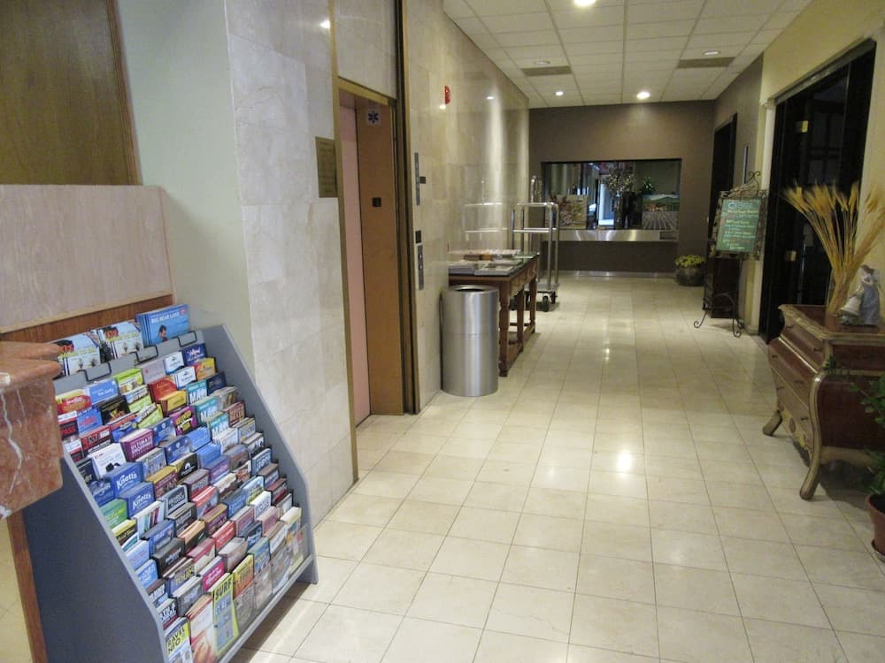 Ramada by Wyndham Los Angeles/Koreatown West — 3