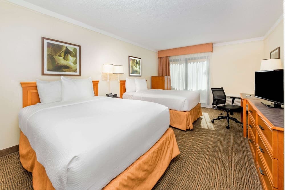 La Quinta Inn & Suites by Wyndham Ft Lauderdale Cypress Cr — 4