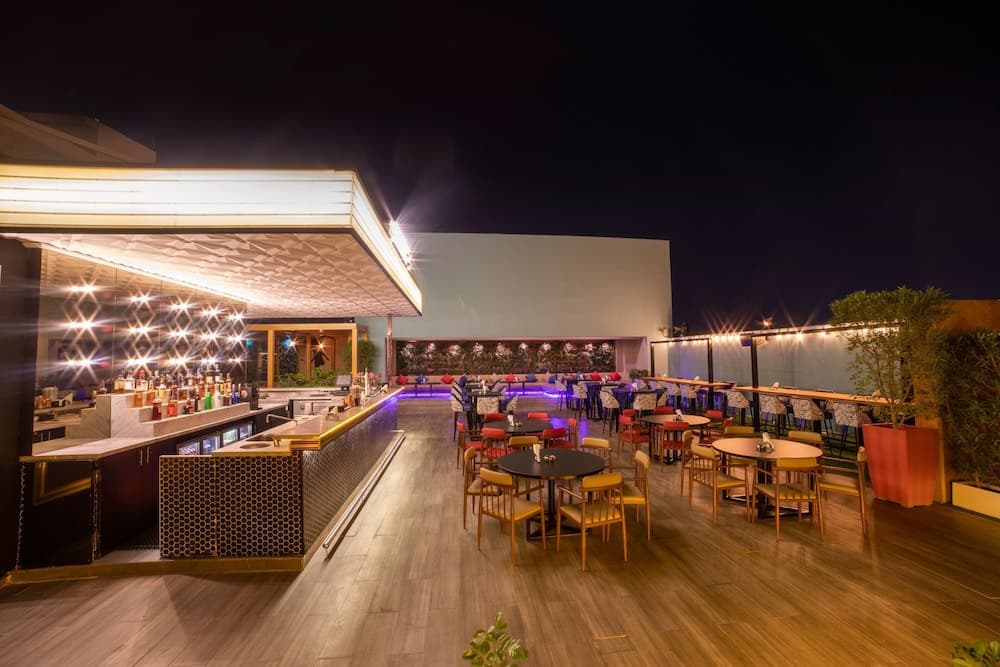 Four Points by Sheraton Production City, Dubai — 16