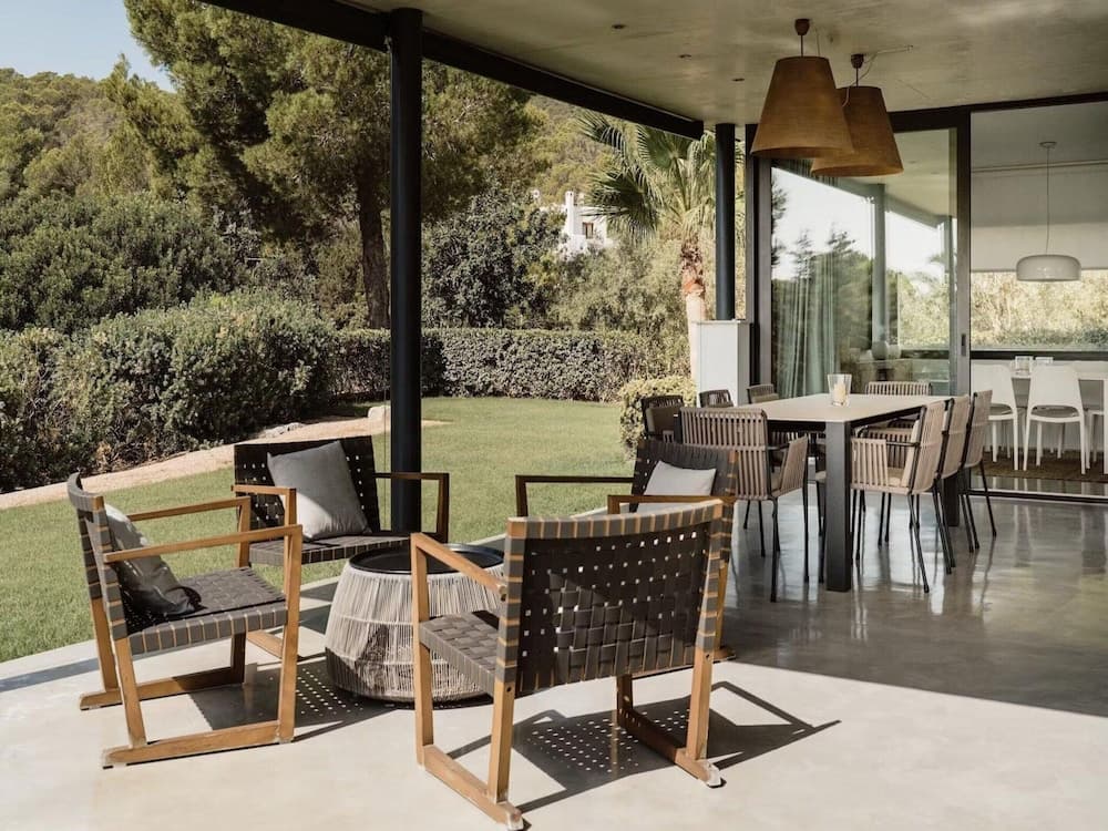 Modern Villa With Minimalistic Decor — 9
