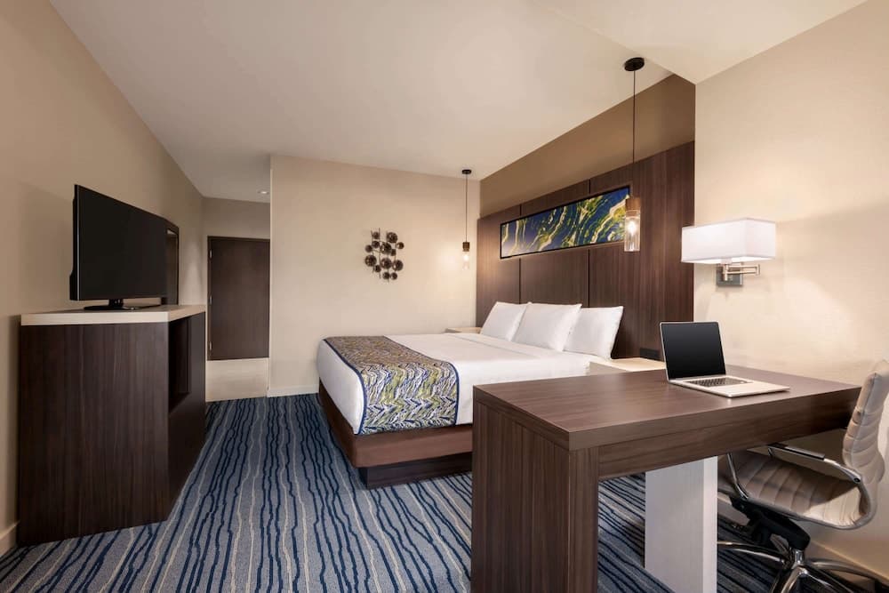 La Quinta Inn & Suites by Wyndham Orlando - IDrive Theme Parks — 15