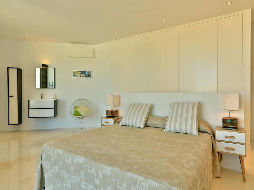 Modern Holiday Home With Vast Terracing — 10