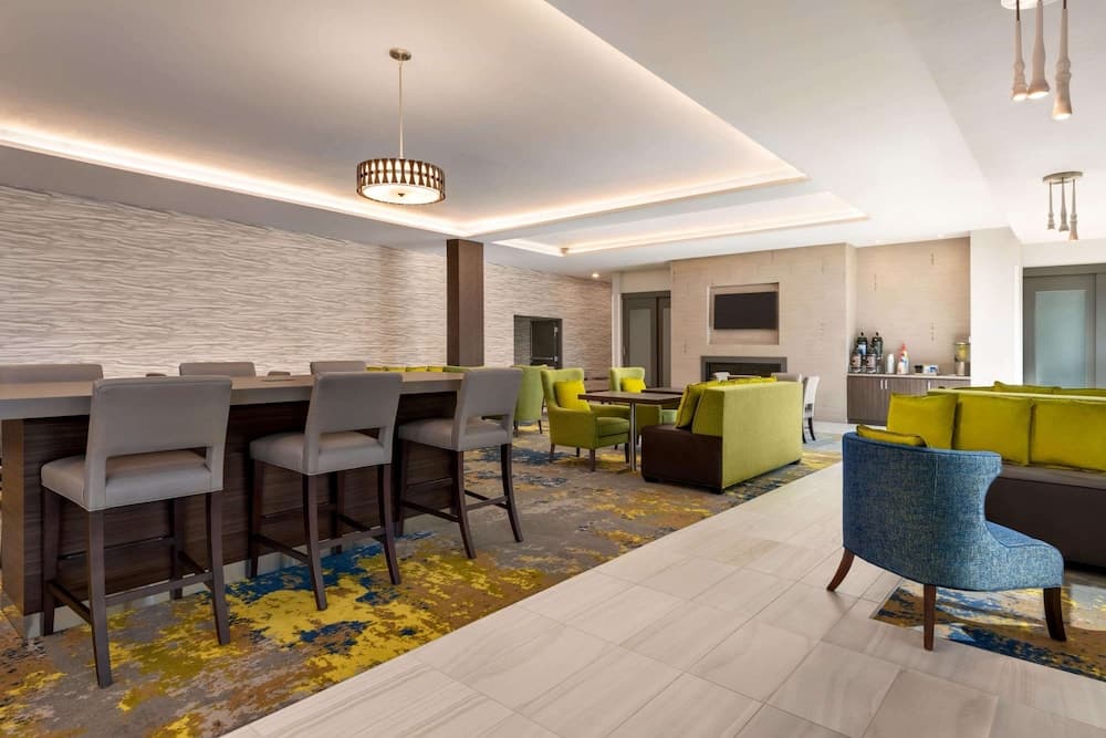 La Quinta Inn & Suites by Wyndham Orlando - IDrive Theme Parks — 4