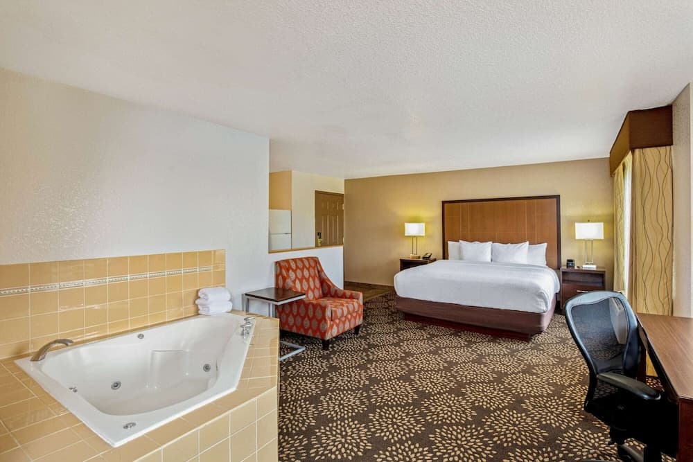La Quinta Inn &amp; Suites by Wyndham Las Vegas Red Rock — 9