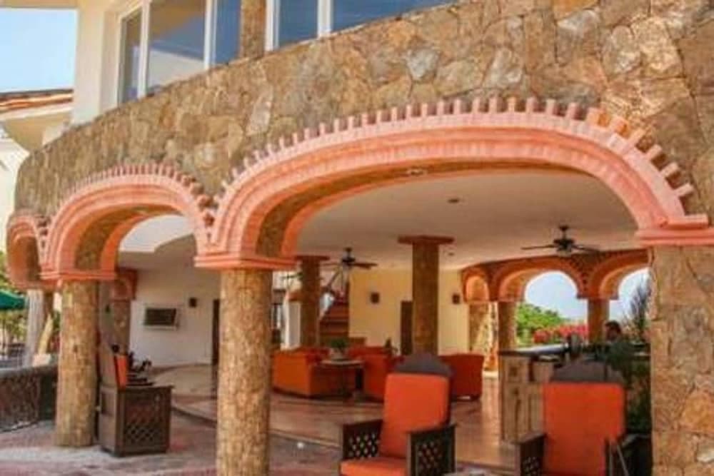 Country Club Relaxing Suite Pool — 8