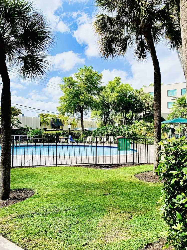 La Quinta Inn & Suites by Wyndham Ft Lauderdale Cypress Cr — 12