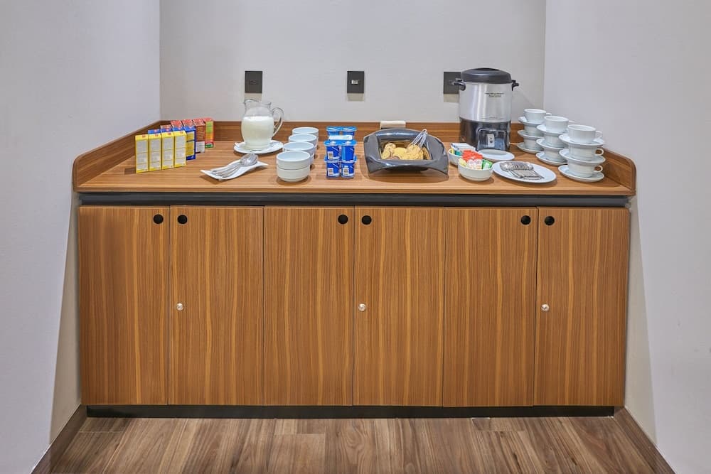 City Express Suites by Marriott Cancún Aeropuerto Riviera — 3