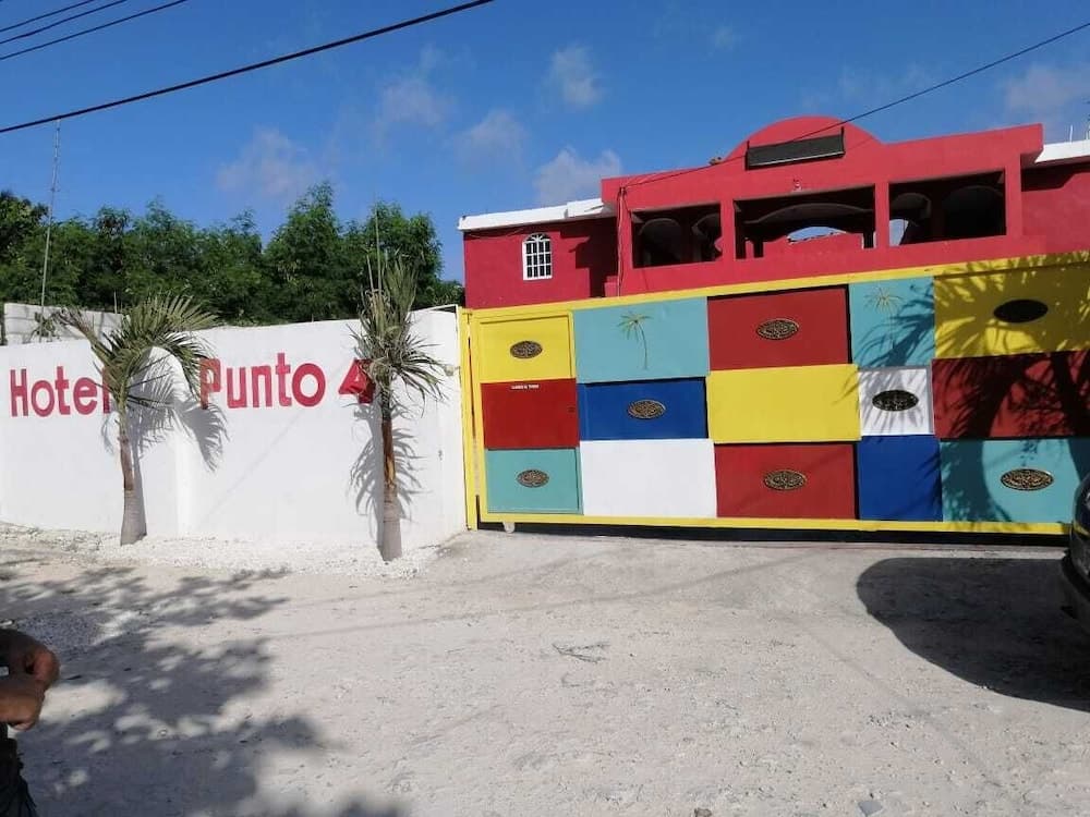 Hotel Punto 4 — 30