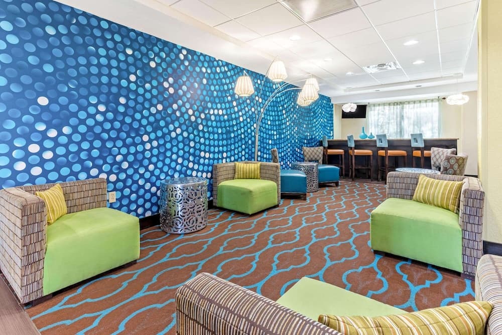 La Quinta Inn & Suites by Wyndham Tampa North I-75 — 16